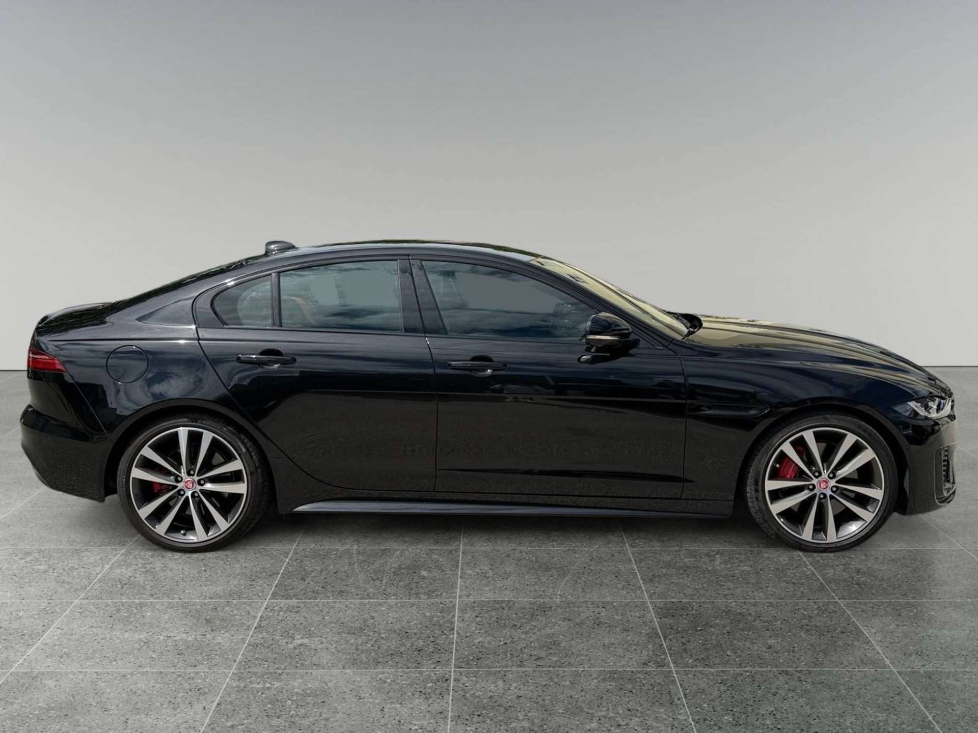 Jaguar XE  XE 2.0d i4 mhev R-Dynamic Black rwd 204cv auto