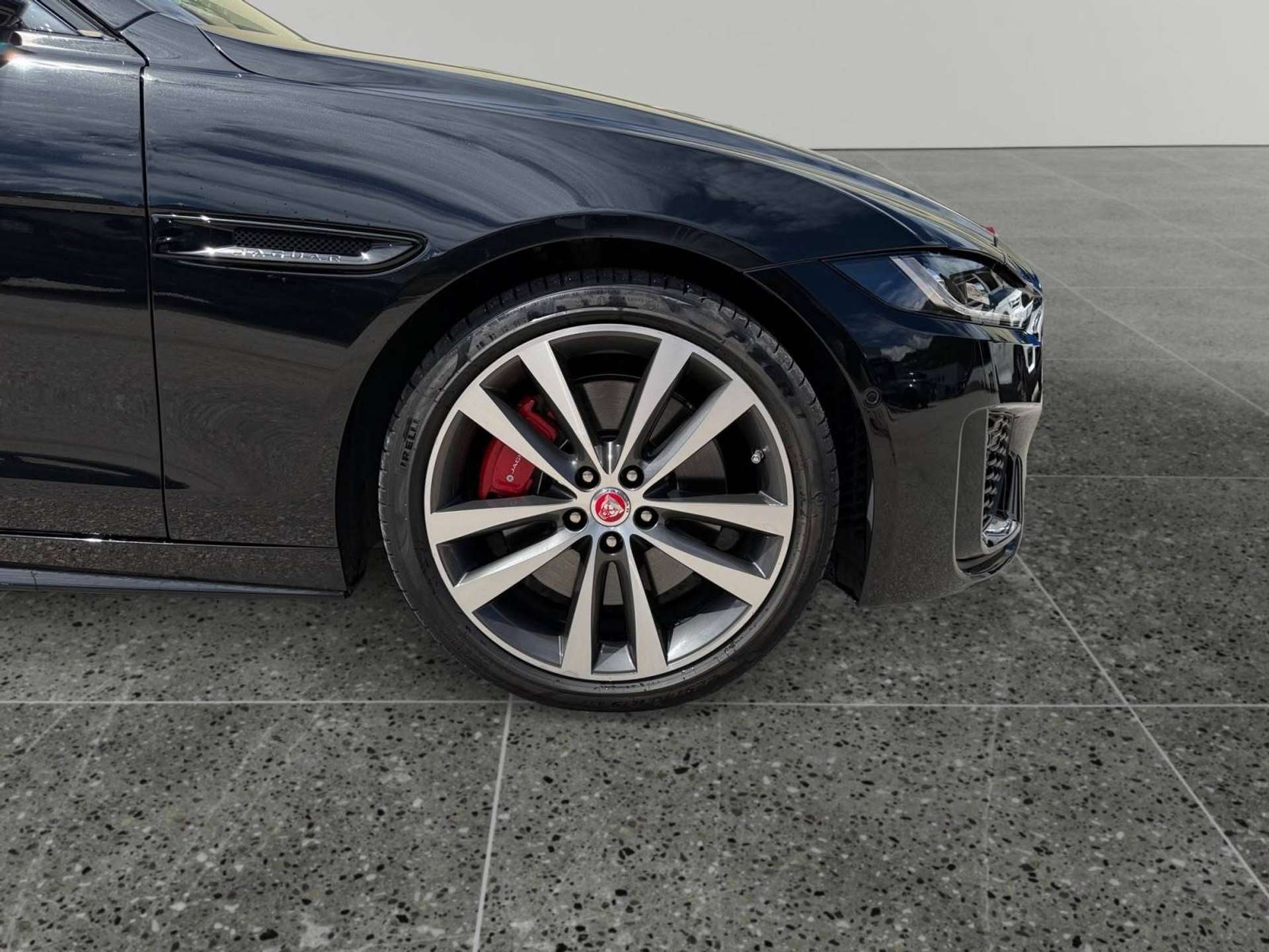 Jaguar XE  XE 2.0d i4 mhev R-Dynamic Black rwd 204cv auto